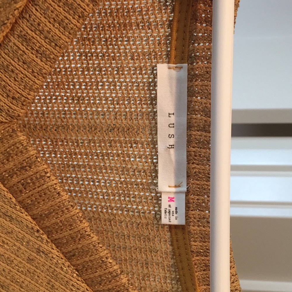 A sweater - Picture 3 of 3